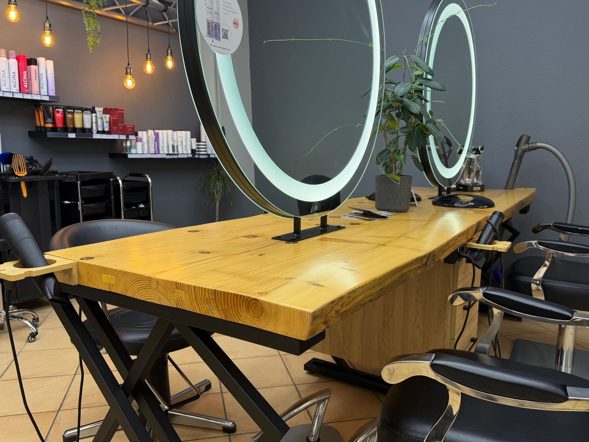 Ritas Haarwelt Salon in Kröv – Styling-Platz mit LED-Ringspiegeln und Massivholz-Theke