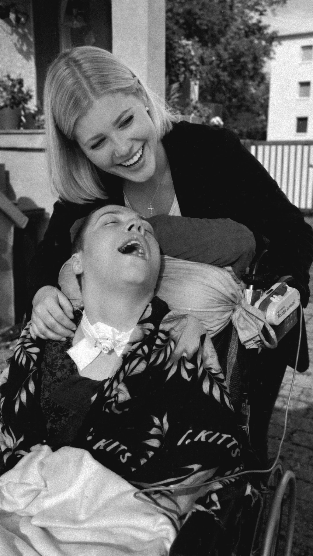 Celine mit ihrer Schwester Yvonne