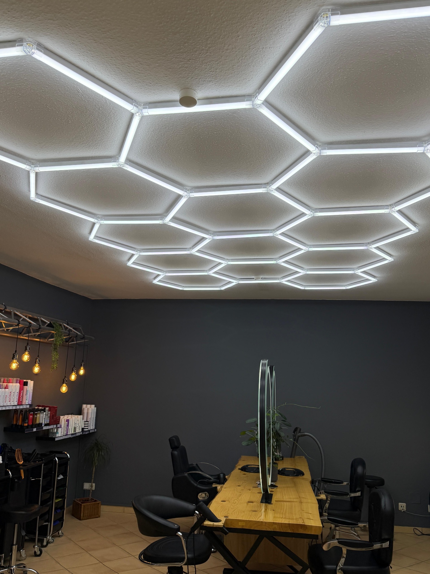 Friseur Kröv – Hexagon LED-Wand im Salon Ritas Haarwelt